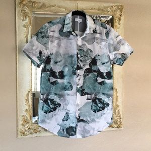 Calvin Klein s/s shirt. White w/ teal design. S